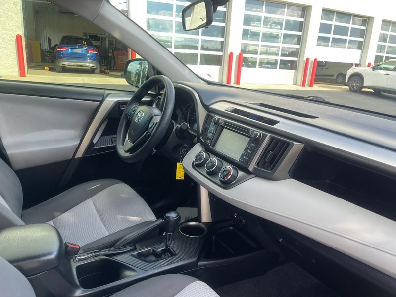 Toyota RAV4 Vehicle Image 09