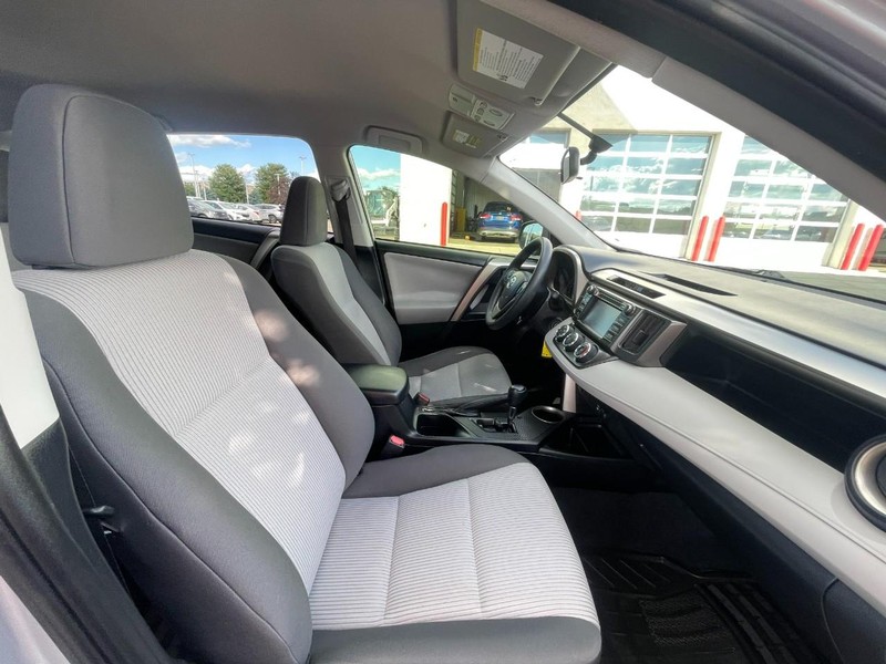 Toyota RAV4 Vehicle Image 10