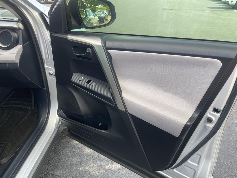Toyota RAV4 Vehicle Image 11