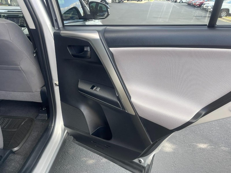 Toyota RAV4 Vehicle Image 14