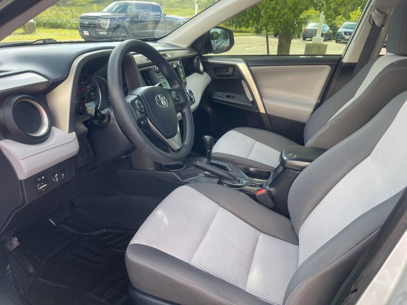 Toyota RAV4 Vehicle Image 18
