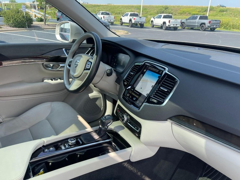 Volvo XC90 Vehicle Image 09