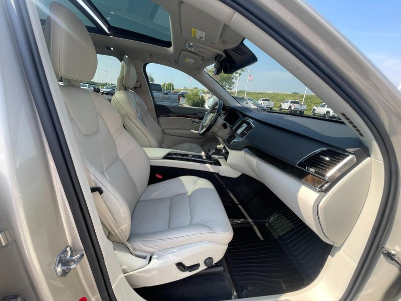 Volvo XC90 Vehicle Image 11