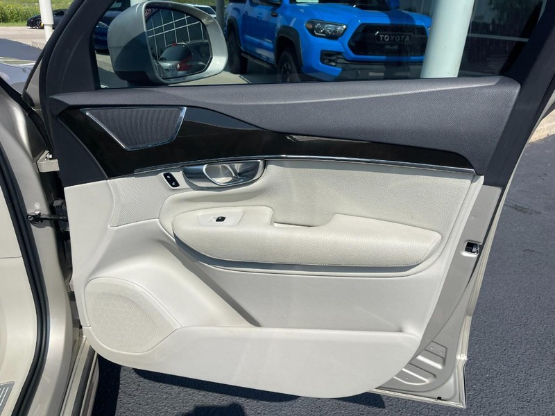 Volvo XC90 Vehicle Image 12