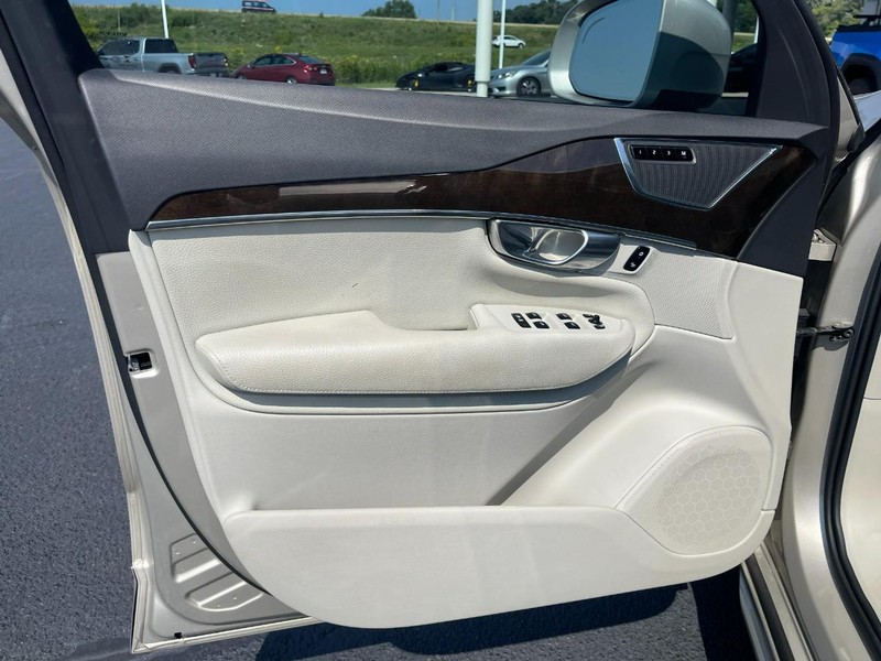 Volvo XC90 Vehicle Image 22