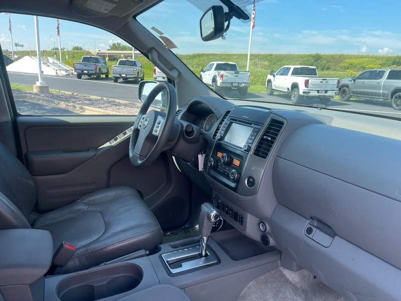 Nissan Frontier Vehicle Image 09