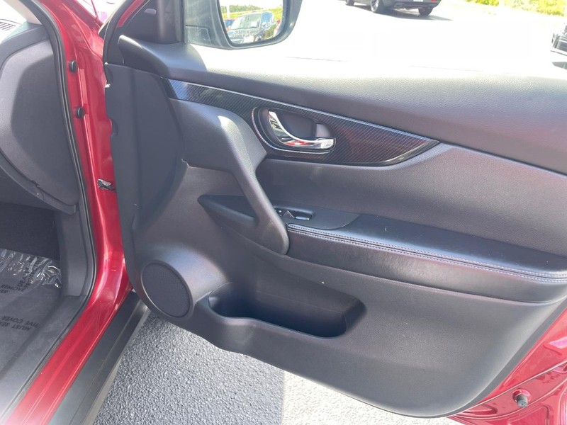 Nissan Rogue Vehicle Image 15