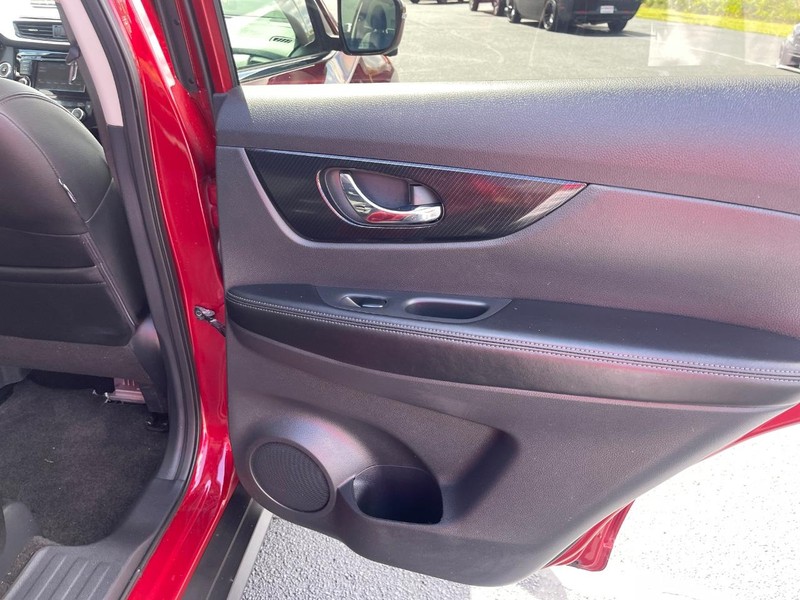 Nissan Rogue Vehicle Image 18