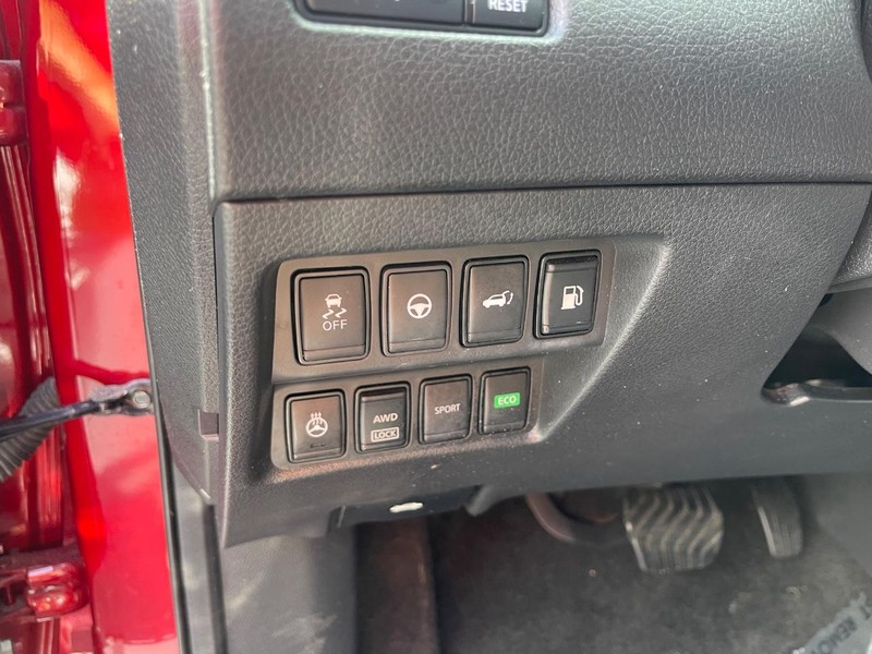 Nissan Rogue Vehicle Image 27