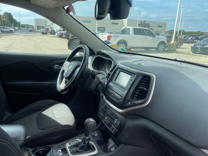 Jeep Cherokee Vehicle Image 02