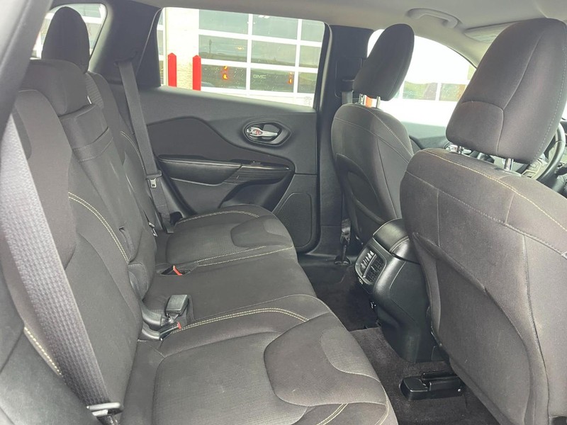 Jeep Cherokee Vehicle Image 13