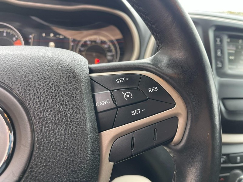 Jeep Cherokee Vehicle Image 23