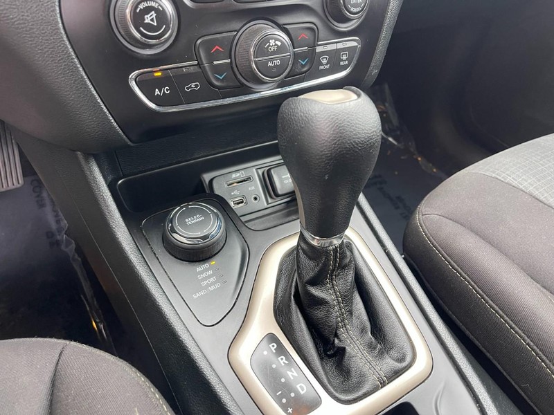 Jeep Cherokee Vehicle Image 26