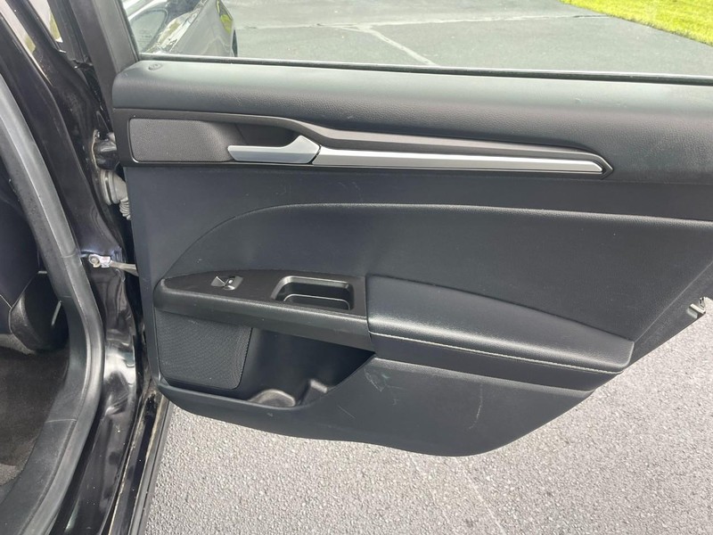 Ford Fusion Hybrid Vehicle Image 11
