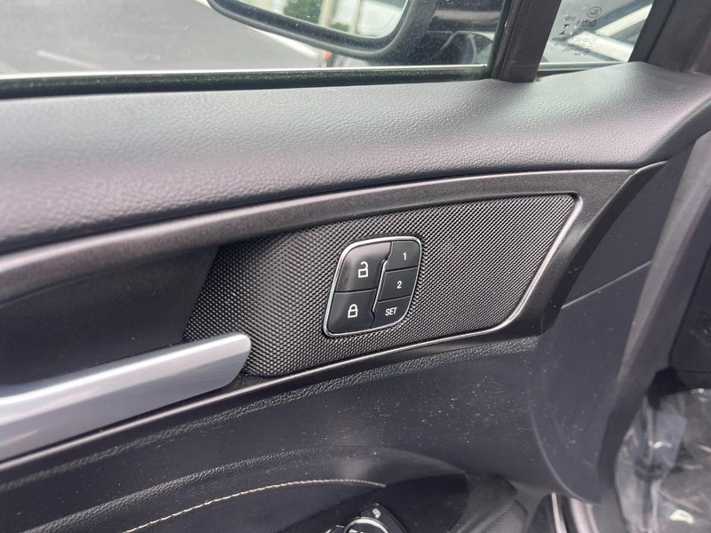 Ford Fusion Hybrid Vehicle Image 16