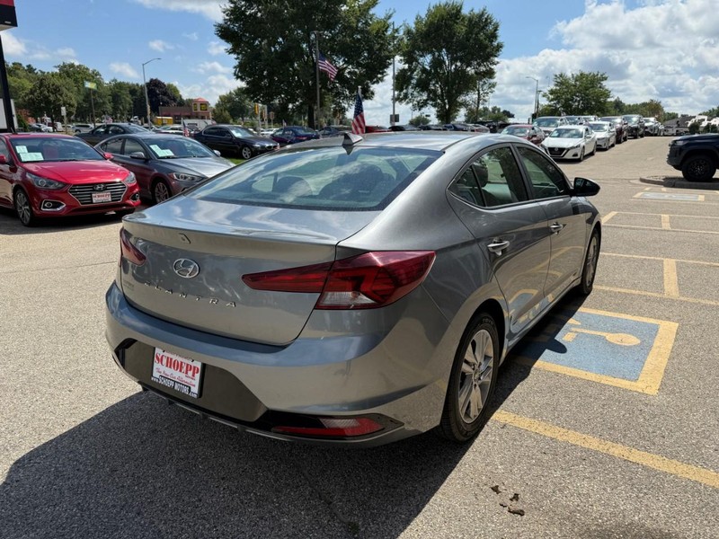 Hyundai Elantra Vehicle Image 05