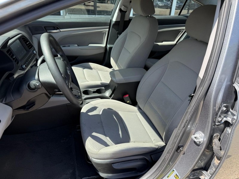 Hyundai Elantra Vehicle Image 09