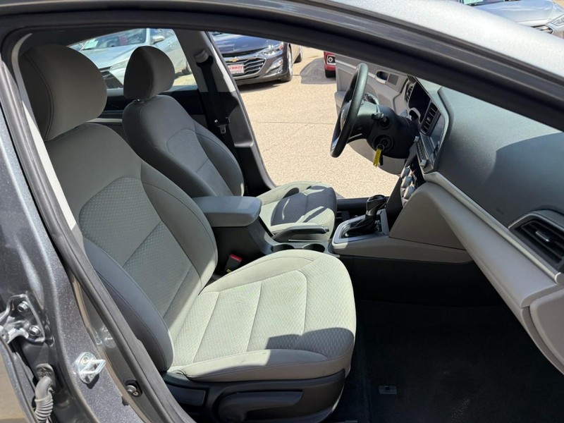 Hyundai Elantra Vehicle Image 15
