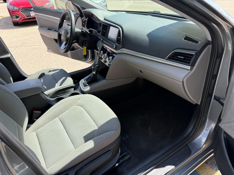 Hyundai Elantra Vehicle Image 16
