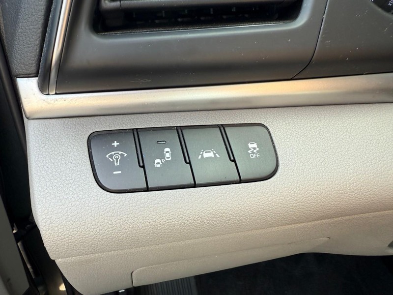 Hyundai Elantra Vehicle Image 17