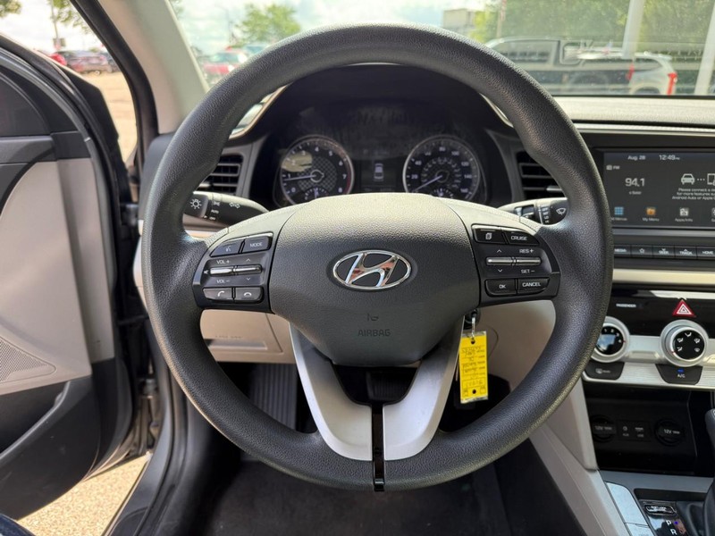 Hyundai Elantra Vehicle Image 18