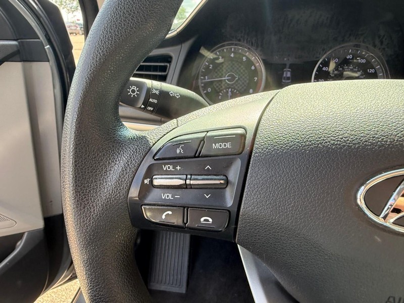 Hyundai Elantra Vehicle Image 19