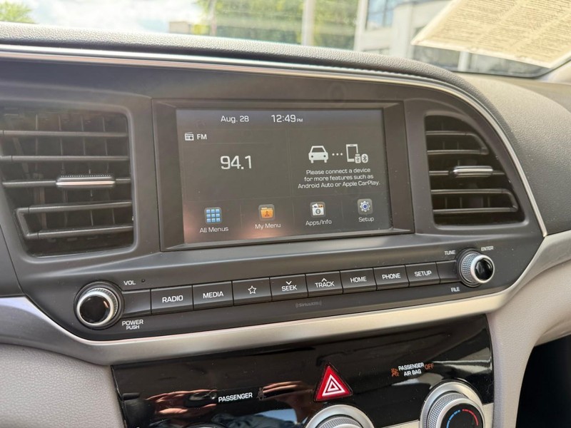 Hyundai Elantra Vehicle Image 24