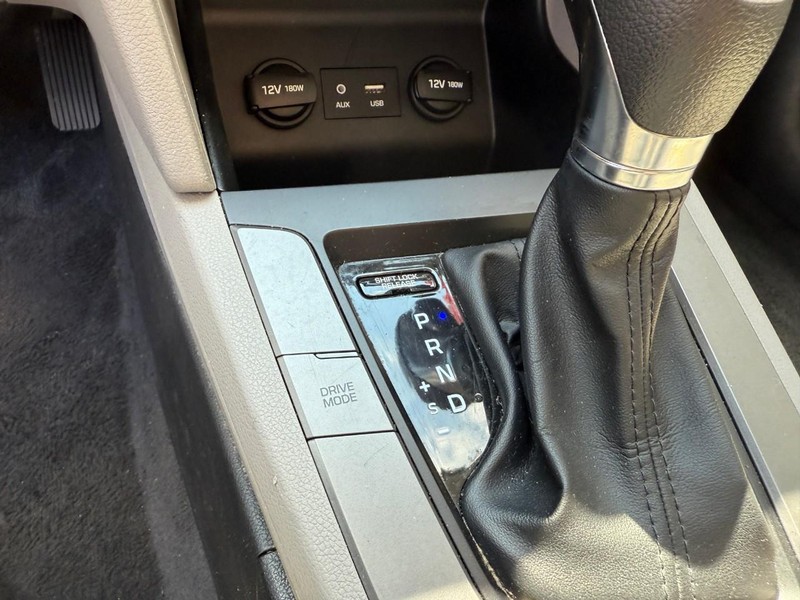 Hyundai Elantra Vehicle Image 28