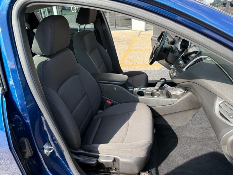 Chevrolet Malibu Vehicle Image 16