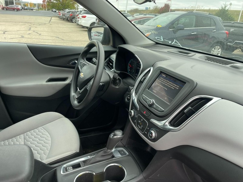 Chevrolet Equinox Vehicle Image 02