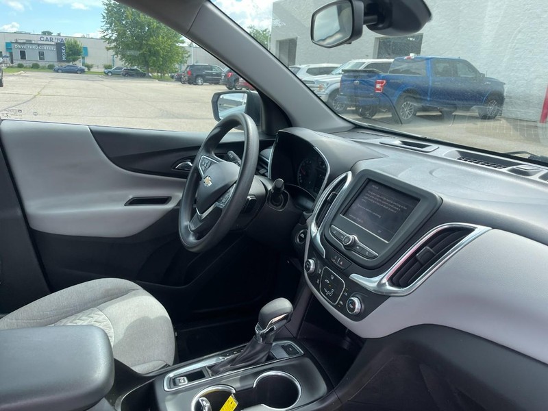 Chevrolet Equinox Vehicle Image 02