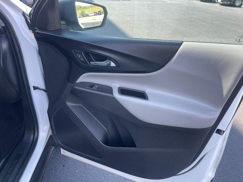 Chevrolet Equinox Vehicle Image 11