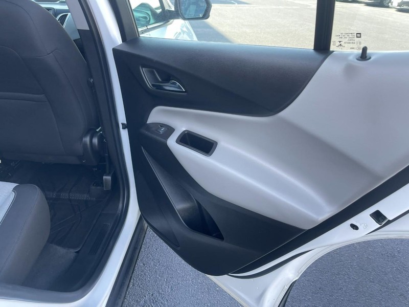 Chevrolet Equinox Vehicle Image 13