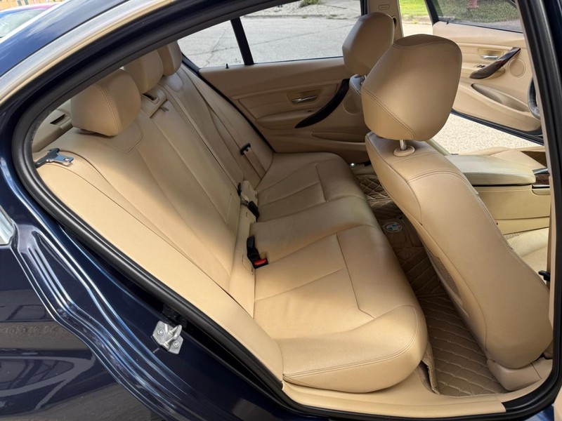 BMW 3 Series Vehicle Image 15