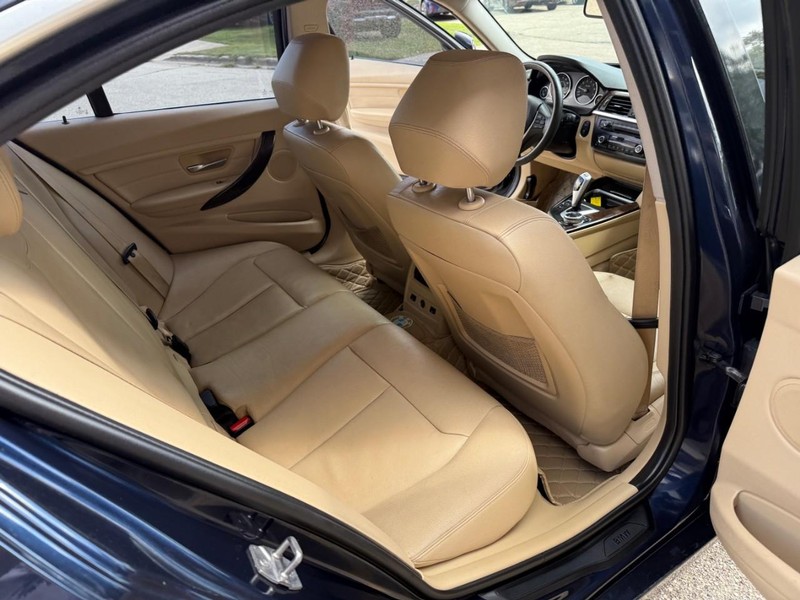BMW 3 Series Vehicle Image 16