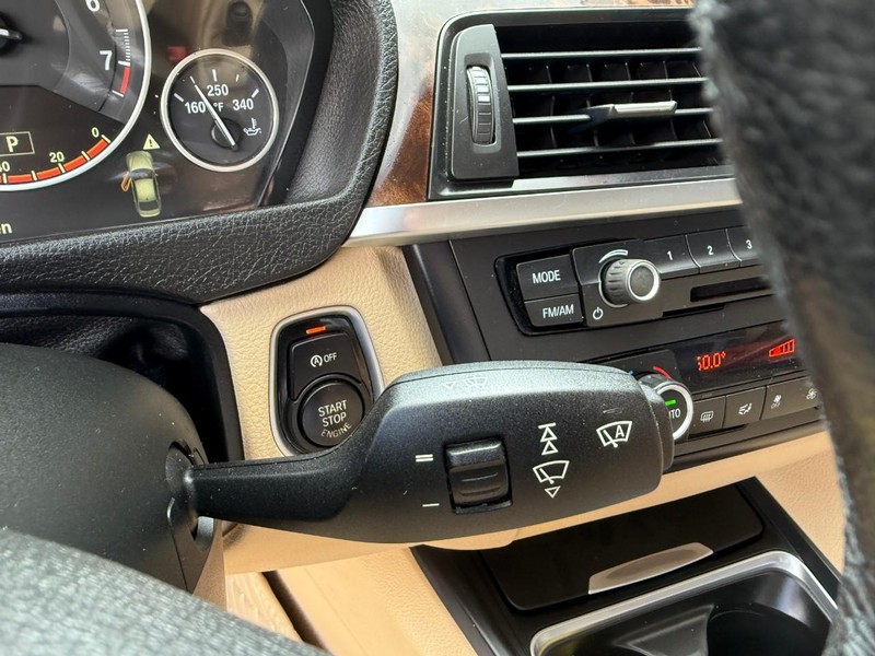 BMW 3 Series Vehicle Image 24