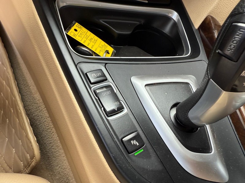 BMW 3 Series Vehicle Image 32