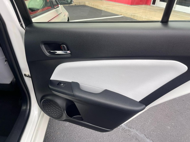Toyota Prius Vehicle Image 11