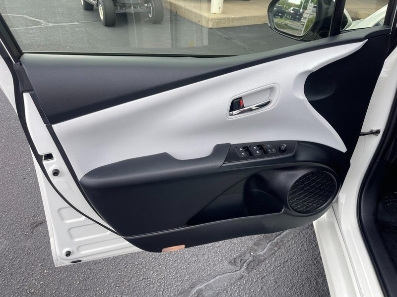 Toyota Prius Vehicle Image 16