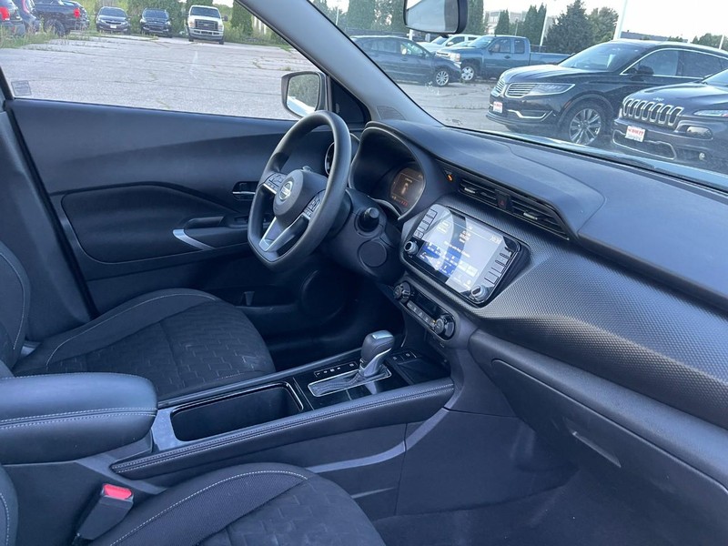 Nissan Kicks Vehicle Image 02