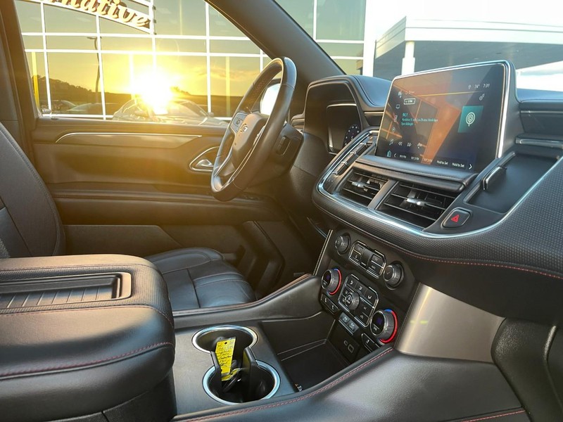 Chevrolet Suburban Vehicle Image 09