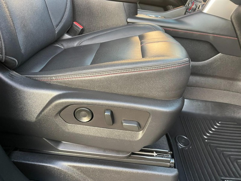 Chevrolet Suburban Vehicle Image 12