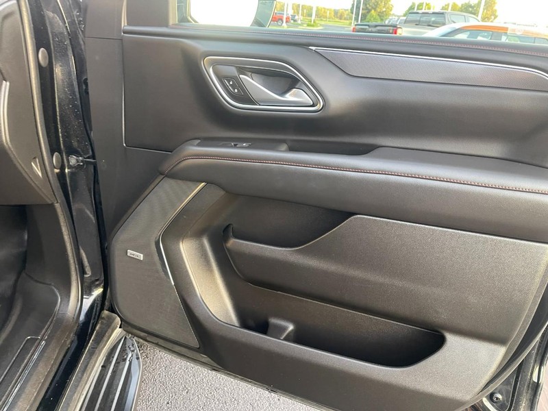 Chevrolet Suburban Vehicle Image 13