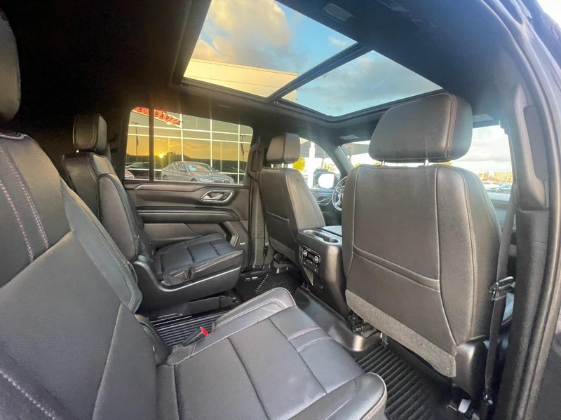 Chevrolet Suburban Vehicle Image 15