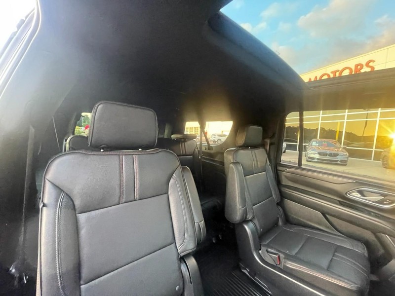Chevrolet Suburban Vehicle Image 16