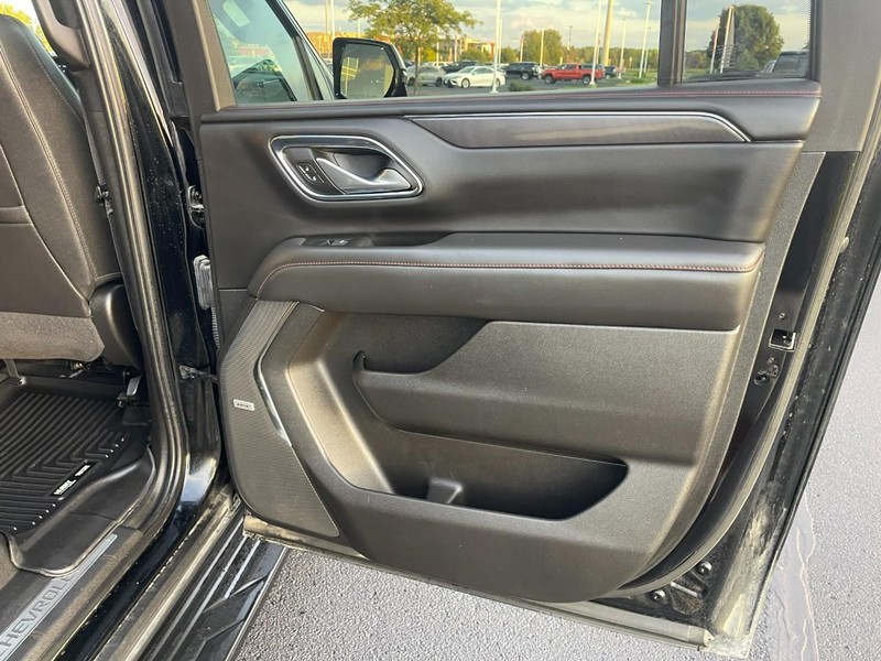 Chevrolet Suburban Vehicle Image 18