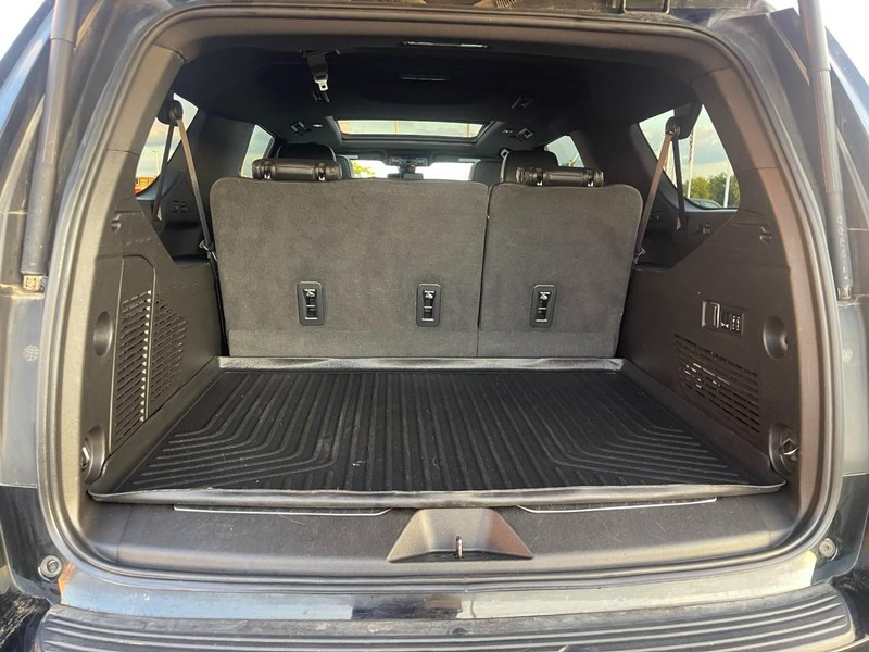 Chevrolet Suburban Vehicle Image 19