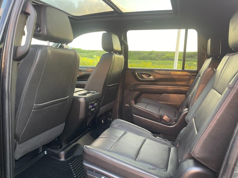 Chevrolet Suburban Vehicle Image 21