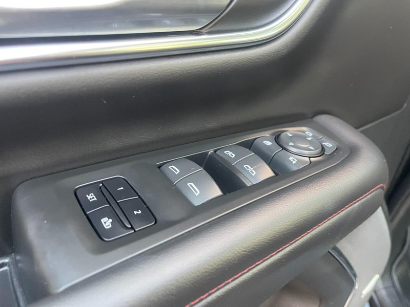 Chevrolet Suburban Vehicle Image 26