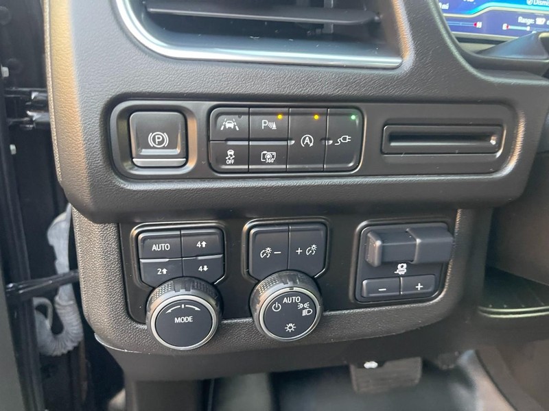 Chevrolet Suburban Vehicle Image 27